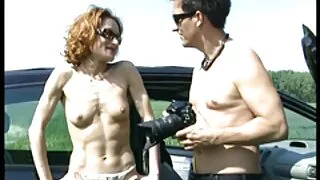 Czarna sex starszych pan kobieta poleruje penisa ustami dla białego mężczyzny.