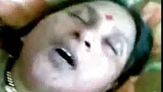 Czarna kobieta Honey Gold uprawia seks z bzykanie starszych pan czarnym raperem w ogrodzie.