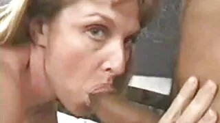 Pickup zdjął dziewczynę i przeleciał ją nagie stare cipki w samochodzie.