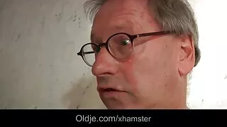 Binky Biz uprawia seks ze swoim przybranym ojcem. sex starsze laski