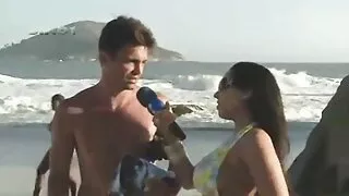 Facet starsze panie xxx chce przelecieć dziewczynę w łóżku.