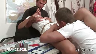 Aubrey Valentine I starsze sex panie Jewels Blue liżą się na stole bilardowym.