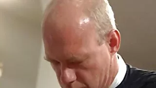 Ostro pieprzyłem krągłą brunetkę w pozycji raka seks starsze panie podczas transmisji.