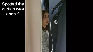 Pieprzy się z facetem i bierze spermę na cipki starsze piersi.