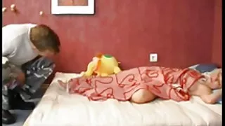 Pieprzy dziewczynę sex ze starsza w samochodzie, zanim wysiada na przystanku.