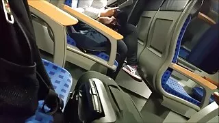 Święty Mikołaj przyniósł prezent, Brunetka podziękowała seksowne starsze panie lodzikiem.