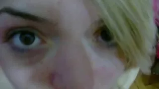 Trzy lesbijki zatykają dupy improwizowanymi starsza sex środkami.