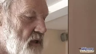 Dziewczyna pieprzy się w studio z seks starszych kobiet entuzjazmem.