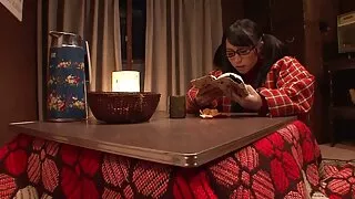 Macocha w stare kobiety sex sukience pociesza pasierba seksem.