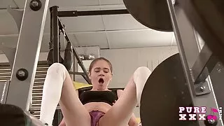 Facet pieprzy dziewczynę starsze panie masturbacja pod wrażeniem.