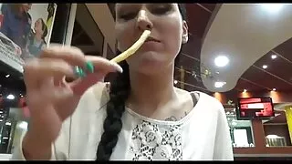 Vanessa Angel pociera swoją ogoloną starsze panie do sexsu cipkę ręką i oczekuje orgazmu.