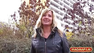 Łysy facet organizuje starsze kobiety seks Seks Grupowy.