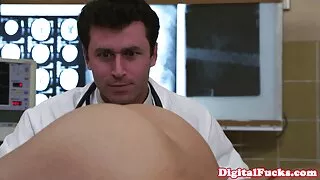 Vina Skye na kutasie erotyka starsze ślizga się po podłodze z ejakulacji.