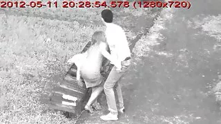 Zaspokaja kochanka sex starsze panie seksem w łóżku.