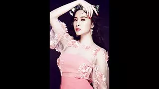 Po kąpieli starsze cipki i masturbacji cipki Savannah Six wpada w ramiona Brada Sterlinga.