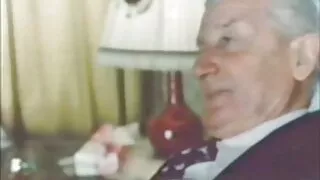 Czarny mężczyzna patrzy na dwóch białych, nie zapominając stare cipki hd o noszeniu prezerwatywy.